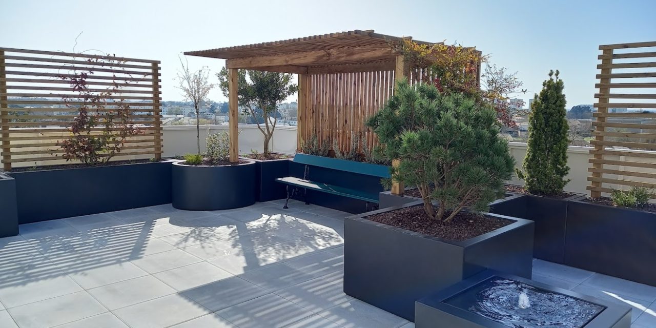 https://www.vert-morisson.fr/wp-content/uploads/2022/06/terrasse-balcon-fontaine-pergola2-1280x640.jpg