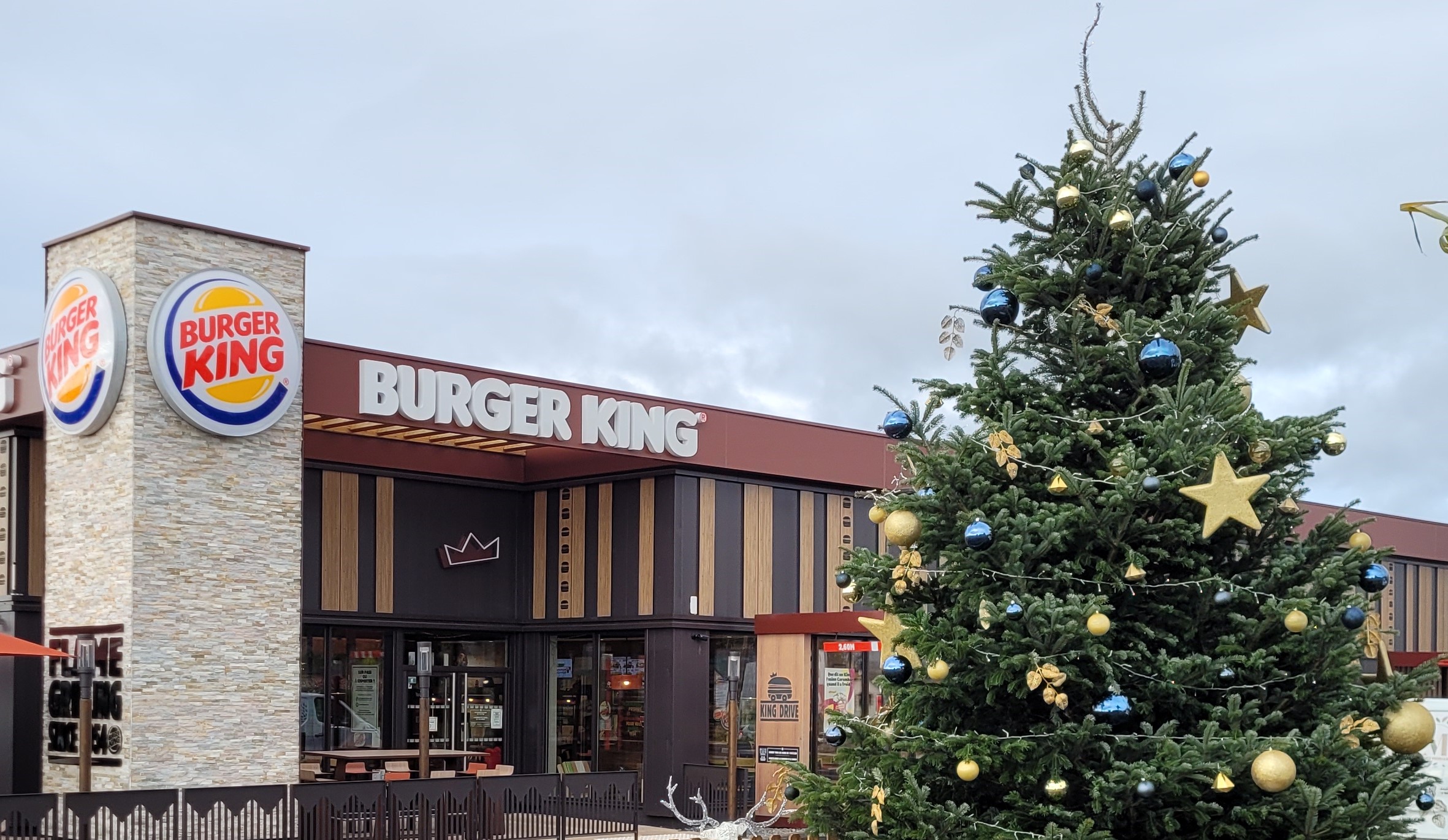 Installer un sapin de Noël en extérieur pour les professionnels