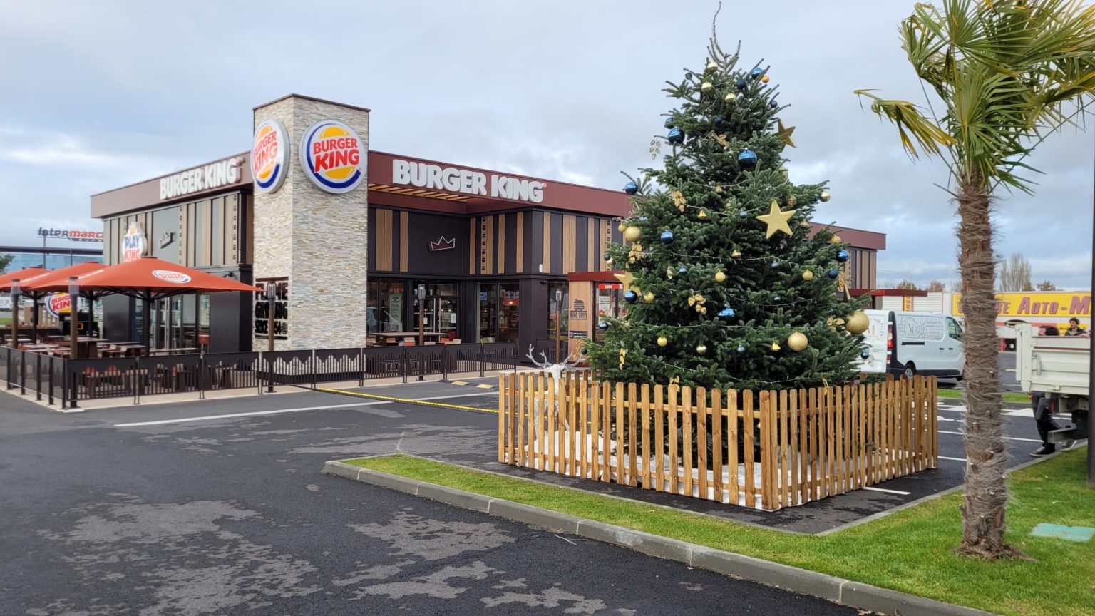 Installer un sapin de Noël en extérieur pour les professionnels