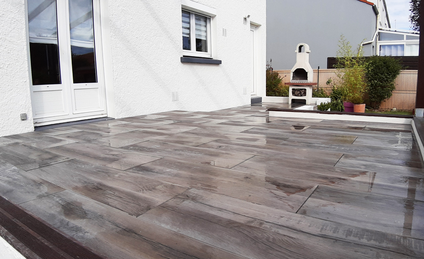 https://www.vert-morisson.fr/wp-content/uploads/2024/01/terrasse-ceramique-effet-bois-gris.jpg