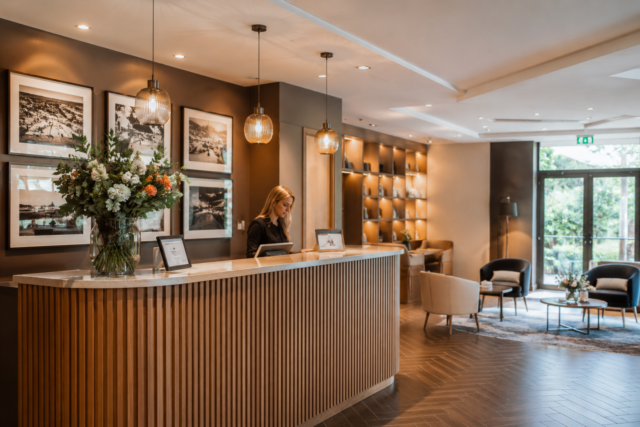 Composition florale décorative sur le comptoir d’accueil d’un hôtel