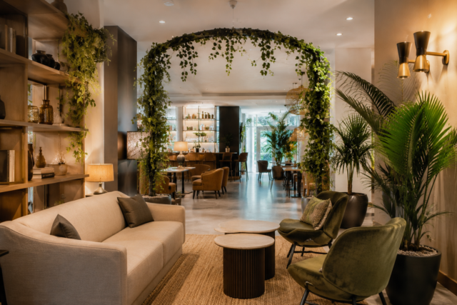 Arche végétale décorative créant une scénographie naturelle dans un hôtel
