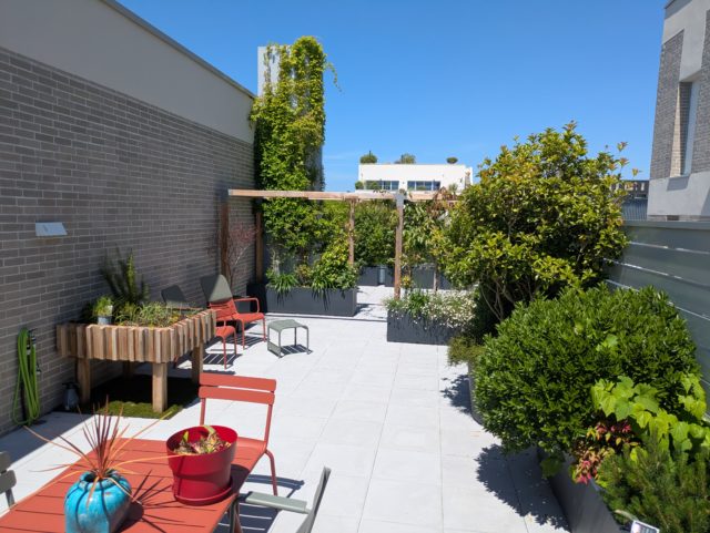 Comment aménager une terrasse en longueur et en faire un vrai lieu de vie ?